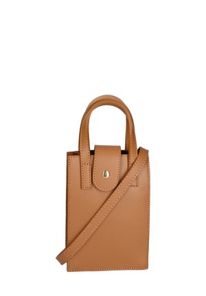 Tasche aus hellbraunem Leder mit strukturiertem Design, zwei kurzen Griffen, einem abnehmbaren Schultergurt und einem Druckknopfverschluss. Mit kontrastierenden Nähten.