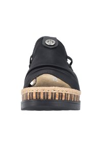 Czarna espadryla z okrągłym czubkiem, plecioną juta śródpodeszwą i ozdobnym srebrnym guzikiem. Posiada wycięcia zapewniające wentylację oraz regulowane boki.