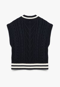 Granatowy sweter bez rękawów z dzianiny z wzorami w warkocze, z białym akcentem przy kołnierzyku i dołem. Posiada teksturowany materiał i strukturalny krój.