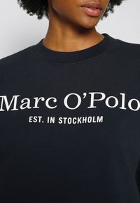 Marc O'Polo ROUND NECK MODERN COPPED FIT LOGOMANIA - Camisola - deep blue sea