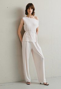Norma Kamali TAPERED PLEATED TROUSER - Παντελόνι - white