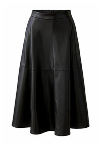 Zwarte faux leren A-lijn midi rok met naaddetaillering en verborgen ritssluiting aan de achterzijde.