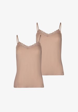 Zwei beige Camisoles mit Spitzensaum entlang des V-Ausschnitts und dünnen Schulterträgern, vor weißem Hintergrund dargestellt.