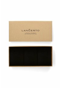 Czarne skarpetki w brązowym kartonowym pudełku, z napisem "LANCERTO" na wieczku. Pudełko zawiera trzy pary skarpetek.