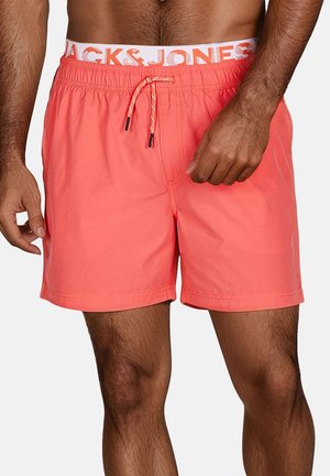 Korallenfarbene Badeshorts aus leichtem Stoff, mit elastischem Bund und Kordelzug sowie einem weißen markierten Saum. Lässiges Design.