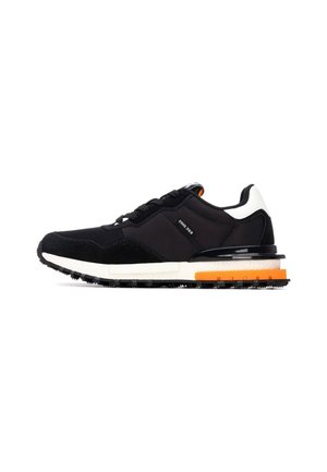 Zapatilla negra con una combinación de materiales de malla y ante, media suela blanca, acento naranja en el talón y suela de goma negra contrastante.