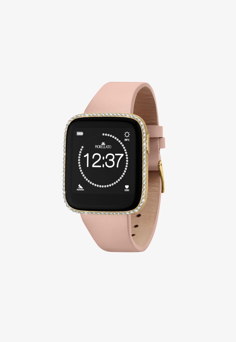 Orologio intelligente con schermo nero, bracciale in pelle rosa, ghiera dorata adornata di cristalli e display digitale che mostra le 12:37.