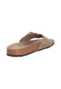 Infradito Birkenstock color tan con una soletta in sughero, fasce in pelle liscia e una suola in gomma nera texturizzata, caratterizzate da un logo goffrato discreto.