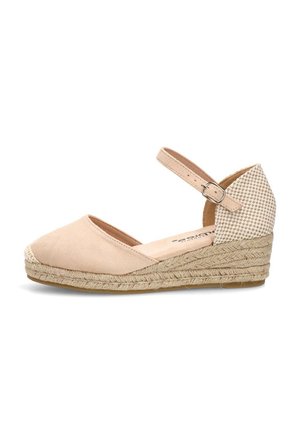 Zapato espadrille cuña beige con hebilla en la correa del tobillo, plataforma de yute tejido, y contrafuerte de talón texturizado.