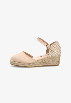 Zapato espadrille cuña beige con hebilla en la correa del tobillo, plataforma de yute tejido, y contrafuerte de talón texturizado.