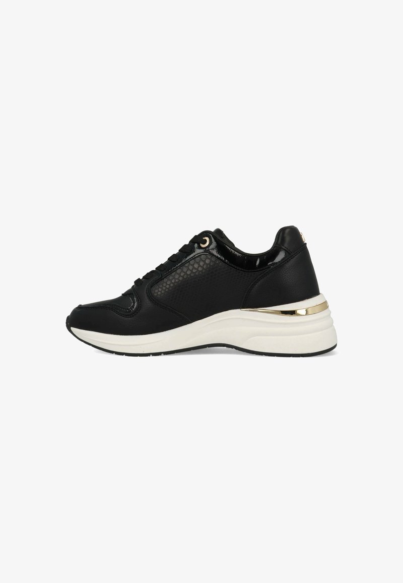 Zwarte sportieve schoen met een gestructureerde leren bovenkant, witte tussenzool en gouden metallic accent op de hiel. Voorzien van zwarte veters en stiksels.
