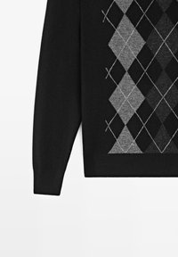 Pull noir avec un motif losange gris, présentant des textures dans différentes nuances de noir et de gris, et des contours blancs sur les losanges.