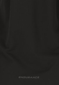 Zwarte sporttop met een gladde textuur, voorzien van een subtiele logo met de tekst "ENDURANCE" nabij de zoom. Eenvoudig, functioneel ontwerp.