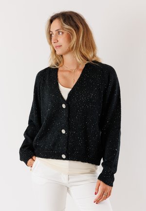 Cardigan nero con texture e dettagli glitterati, maniche lunghe e scollatura a V. Presenta tre bottoni decorativi sul davanti.