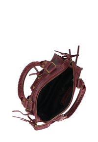 Sac à main en cuir bordeaux avec une poignée tressée, des ferrures en métal, une fermeture zippée et un intérieur noir doux. Présente des liens décoratifs et des clous.