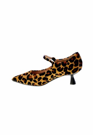 Scarpa con tacco alto in stampa leopardata, con punta affilata, caratterizzata da una sottile fascia alla caviglia e un piccolo tacco svasato. Realizzata in tessuto testurizzato.
