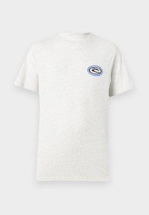 Fehér rövid ujjú póló kis, ovális alakú fekete, fehér és kék logóval a bal mellrészen.