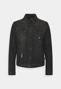 Veste en jean noire avec fermeture par boutons, deux poches poitrine à rabat, manches longues et légers détails usés à l'avant.