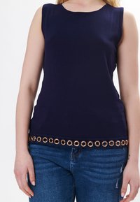 Top senza maniche blu navy con scollatura rotonda, caratterizzato da un bordo decorativo con borchie dorate sull'orlo e un tessuto liscio e testurizzato.