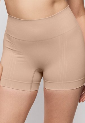 Beige naadloze shorts met hoge taille en subtiele verticale lijnen, gedragen door een persoon die van taille tot midden van de dij wordt getoond tegen een neutrale achtergrond.