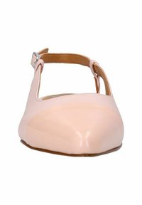 Ballerine in vernice rosa con punta arrotondata e cinturino stretto alla caviglia con fibbia argentata. Texture liscia, design minimale.