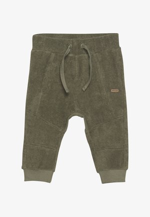 Miękkie oliwkowozielone spodnie dla malucha z elastycznym pasem, sznurkiem do regulacji, kieszeniami bocznymi, prążkowanymi mankietami oraz małą metką marki z przodu po prawej stronie.