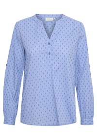 Chemise à manches longues bleu clair avec un col henley, ornée de petits motifs bleu foncé et de boutons décoratifs sur le devant et les poignets.