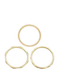 Set di tre anelli d'oro: uno con design attorcigliato, uno liscio di forma ottagonale e uno liscio con bordi ondulati.