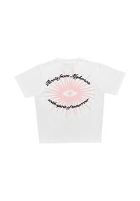 Camiseta de algodón blanco con un diseño gráfico rosa que presenta un motivo de ojo, rayos que irradian hacia afuera y texto en negro encima y debajo de la imagen.