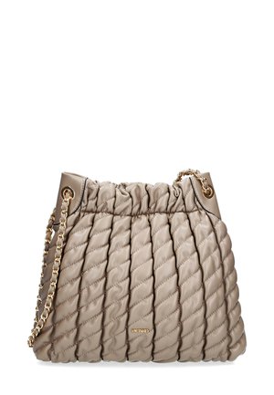 Gestepptes beige Handtasche mit gerafftem Oberteil, Kettenriemen und goldenen Hardware-Akzenten; weiche Textur und diagonale Steppdetails.