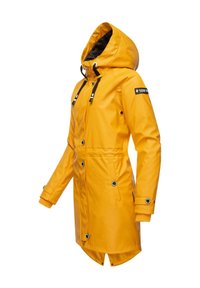 Gele waterdichte regenjas met capuchon, knoopsluitingen, elastische manchetten en zijzakken. Heeft zwarte accenten en een glanzende, gladde textuur.