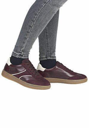 Bordeaux leren sneakers met een witte hielkap, met een getextureerd oppervlak en een tan rubberen zool, gebonden met bijpassende bordeauxkleurige veters.