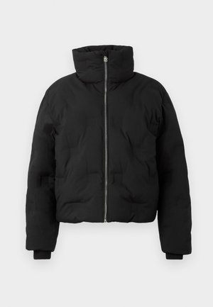 Musta puhvijakke, jossa on korkea kaulus ja vetoketjukiinnitys, jossa on kuviollinen tekstuuri, ribbed hihansuut ja lyhyt siluetti.