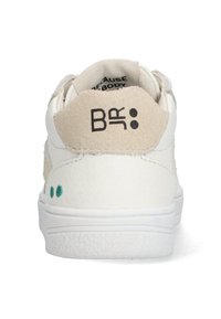 Basket en cuir blanc avec un empiècement en daim beige au talon. Présente un logo noir imprimé "BR JR" et deux points verts sur le talon. Semelle plate blanche.