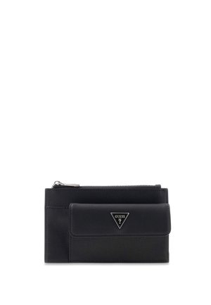 Portefeuille noir Guess avec compartiment principal zippé et poche avant à rabat présentant le logo triangulaire en métal de la marque.
