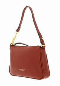 Borsa a manico corto in pelle rossa a ciottoli, con hardware dorato, chiusura a zip e logo del marchio impresso sulla parte anteriore.