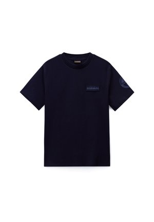 Camiseta de cuello redondo y manga corta en azul marino con un parche rectangular en el pecho y un logo circular en la manga izquierda.