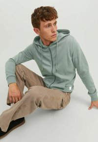 Jack & Jones JJEBASIC HOOD - Felpa con zip - sedona sage