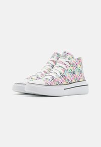 Hoge sneakers met een witte canvas en een meerkleurig zigzagpatroon, witte veters en een dikke witte zool met zwarte accenten.