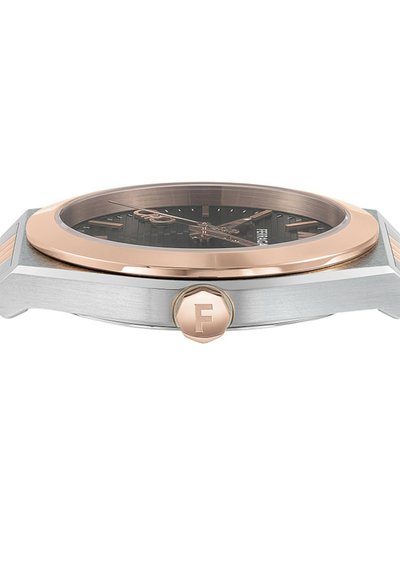 Reloj analógico con un dial redondo negro, caja de acero inoxidable y acentos en oro rosa. Presenta un patrón texturizado y un botón de presión prominente.