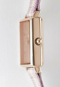 Orologio rettangolare color oro con quadrante rosa, presenta un cinturino in tessuto strutturato a strisce lavanda e crema. Accenti metallici semplici.