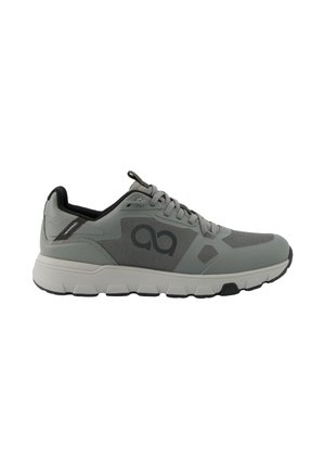 Grauer und schwarzer Sportschuh mit Schnürung vorne, Mesh-Einsätzen, gepolsterter weißer Sohle und schwarzem Logo an der Seite.