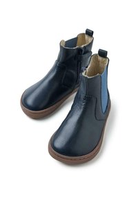 Botas de cuero hasta el tobillo en azul marino y azul con una textura suave, lados elásticos y una suela de goma marrón. Incluye un zipper y una tira para facilitar el calzado.