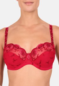 Rood geborduurd beha met doorzichtige mesh kopjes, decoratieve bloempatronen, gestructureerde bandjes en een gegolfde rand rond de halslijn.