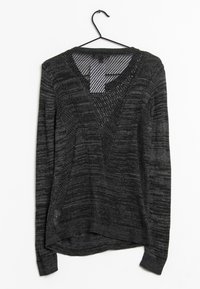Pull en maille gris foncé à manches longues avec motif en maille sur le devant, suspendu à un cintre noir sur fond blanc.