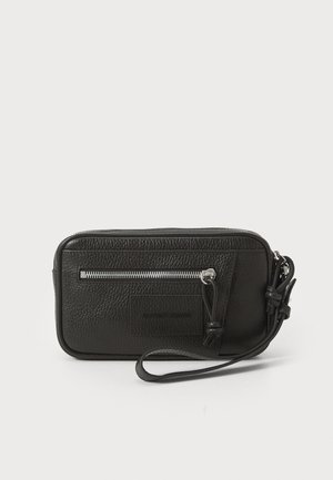 Svart lær clutch med teksturert overflate, frontlomme med glidelås og avtakbar håndleddsreim. Har en logo-patch på fronten. rektangulær form.