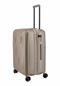 Maleta rígida beige con cuatro ruedas giratorias, asa telescópica extensible, asa lateral y cerradura combinada incorporada.