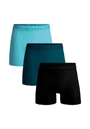 Kolm paari meeste bokserpükse helesinisest, tumedast toresinisest ja mustast värvist, igaühel "MUCHACHOMALO" vöökohal olev bränding.