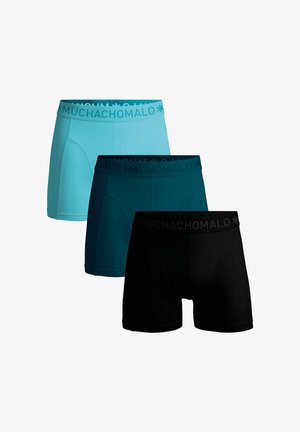 Tri pánske boxerky v svetlomodrej, tmavozelenej a čiernej farbe, každé s nápisom "MUCHACHOMALO" na pásiku.