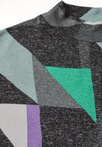 Katoenen blend top met een abstract geometrisch patroon in grijstinten, groen en paars, voorzien van een geribbelde textuur en hoge hals.